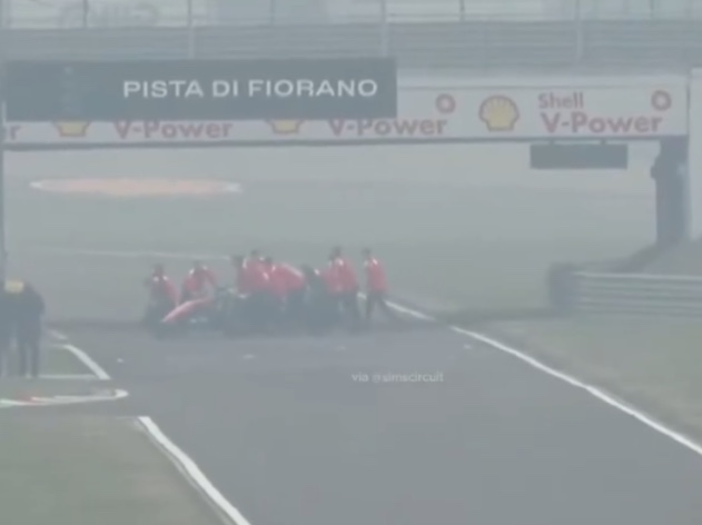 Estreia de Hamilton na Ferrari tem problema e carro para na pista no 1º teste