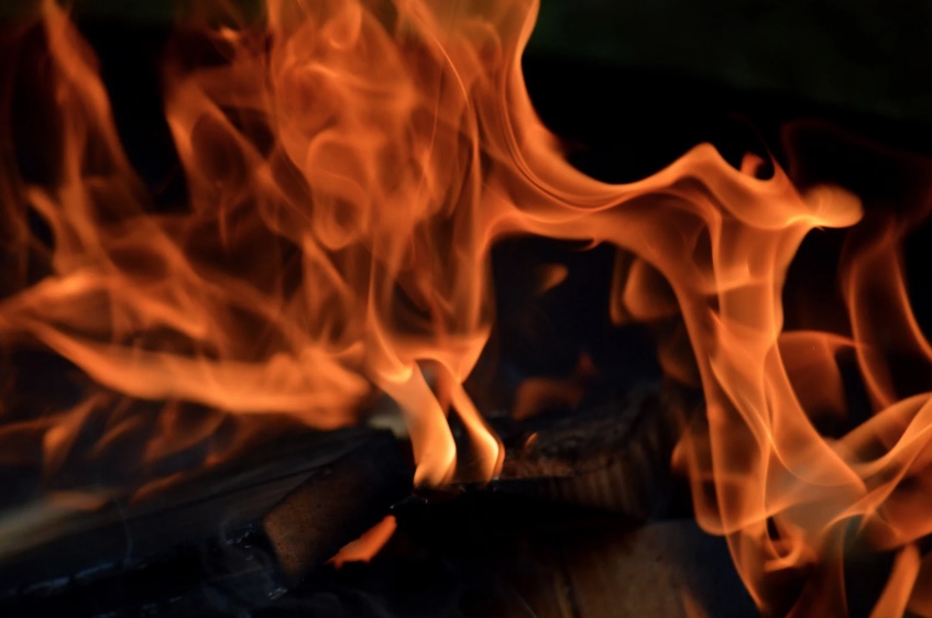 Mulher é presa após incendiar casa de idosa no Centro de Lábrea