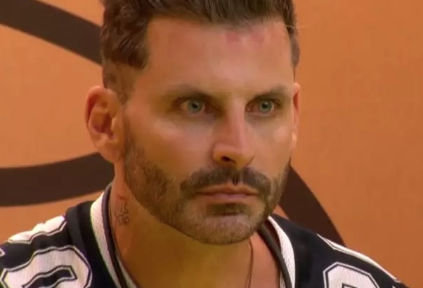 Vai voltar? Henri Castelli é confirmado no BBB26 depois de susto médico; entenda