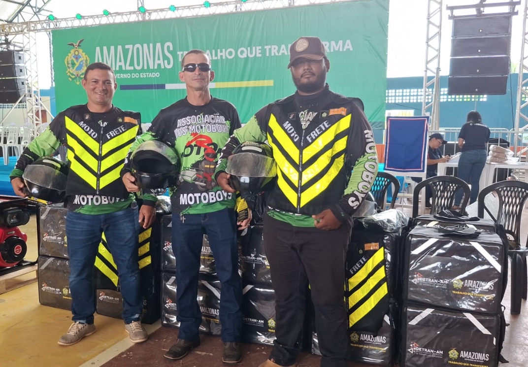 Detran-AM entrega kits de segurança a motofretistas de Boca do Acre e Pauini