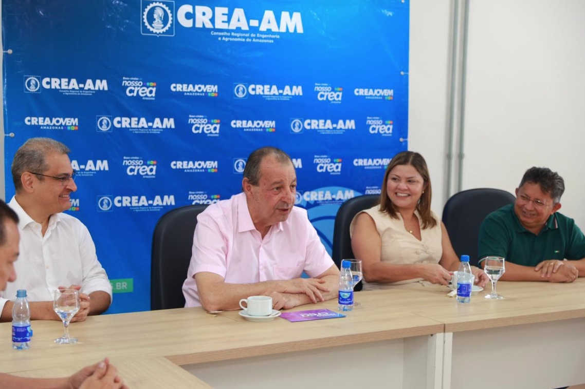 Crea-AM celebra 50 anos e homenageia senador Omar Aziz em Manaus
