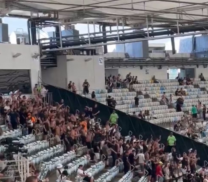 Torcedores do Corinthians 'invadem' área no Maracanã e são retirados à força