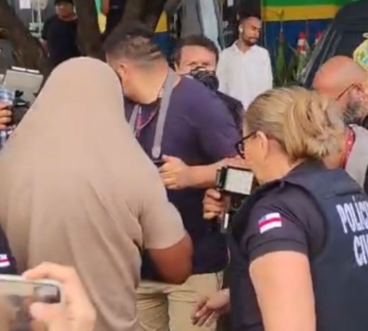 Prints mostram troca de informações entre núcleo político do CV e servidor do TJAM