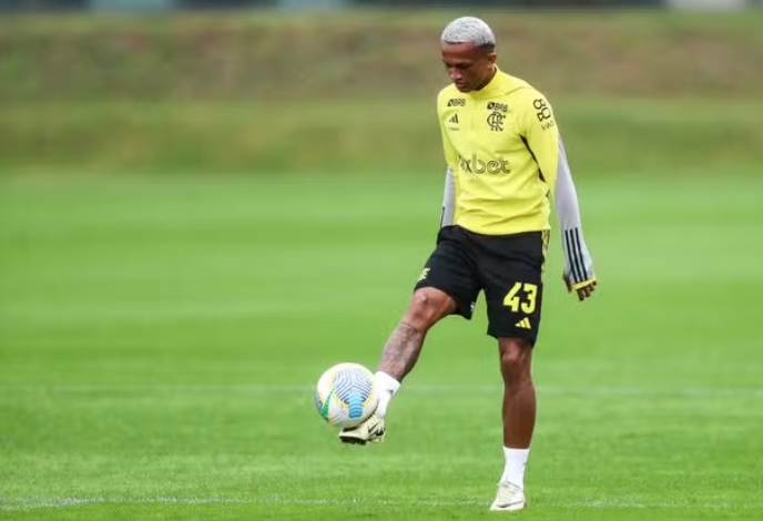 Wesley sofre lesão na coxa e é mais um desfalque no Flamengo contra o Bolívar