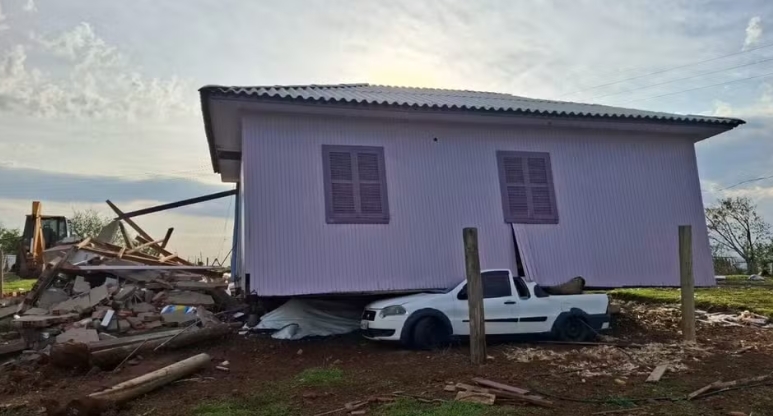 Casa é arrancada pelo vento e vai parar em cima de carro durante temporal em SC