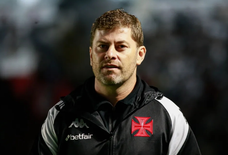 Técnico do Vasco se retrata após fala sobre vaias da torcida em São Januário