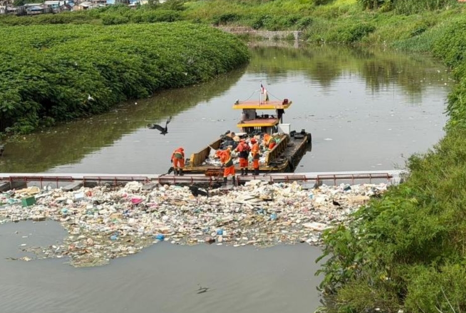 Ecobarreira retém 40 toneladas de lixo em apenas uma semana no bairro Educandos