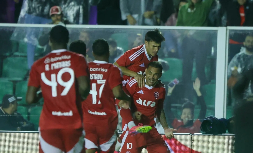 Internacional erra três pênaltis, mas vence Maracanã e vai às oitavas da Copa do Brasil