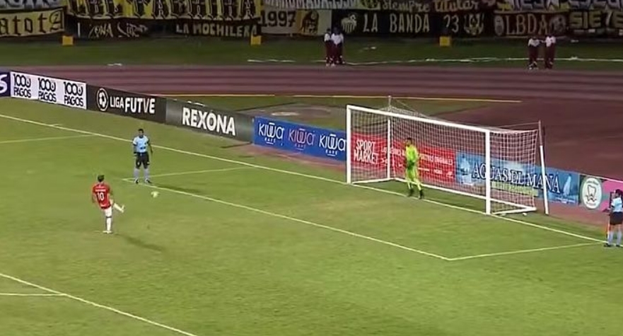 Time se revolta com gol anulado e erra pênaltis de propósito