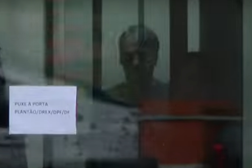 Comida de casa e rotina rígida: como foram as primeiras horas de Bolsonaro na PF