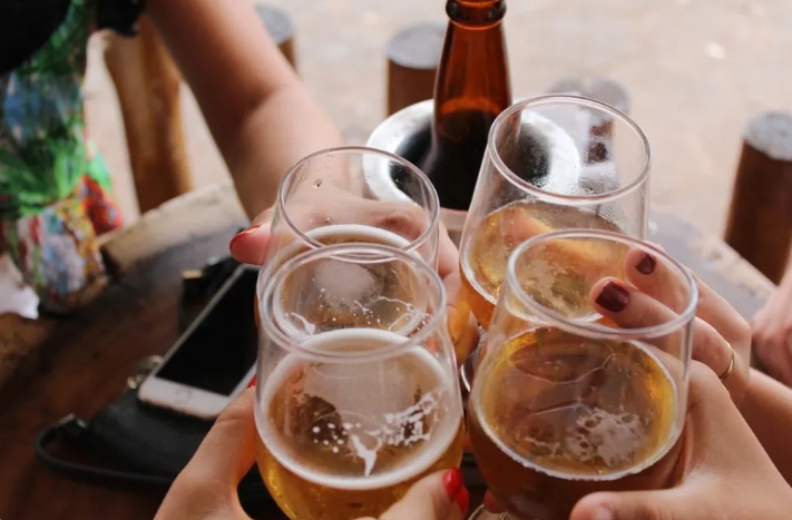 Entenda o risco de misturar álcool e remédios durante Carnaval