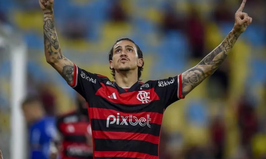 Flamengo vence Fluminense e mantém a liderança no Brasileirão