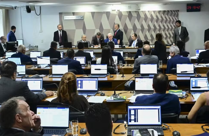 CCJ do Senado rejeita e enterra 'PEC da Blindagem'; entenda