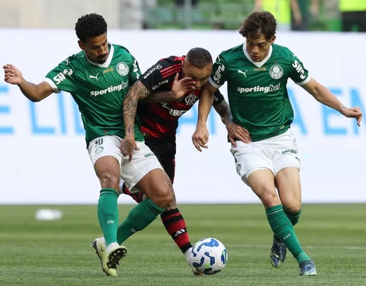 Palmeiras perde pênalti e é derrotado pelo Flamengo em jogo de VAR como protagonista