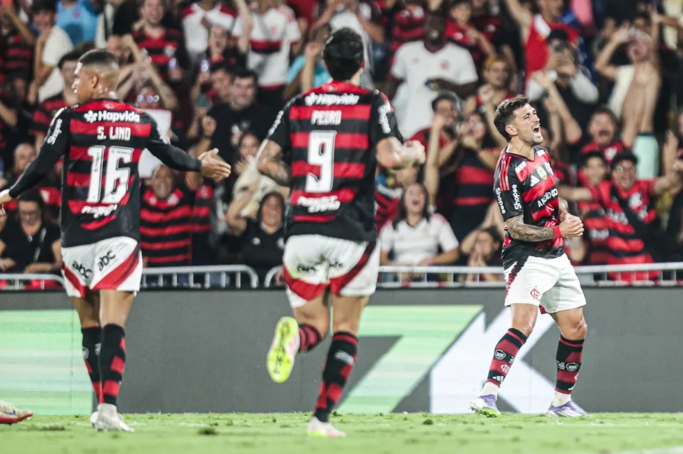 Flamengo vence Vitória com goleada histórica por 8 a 0 no Brasileirão