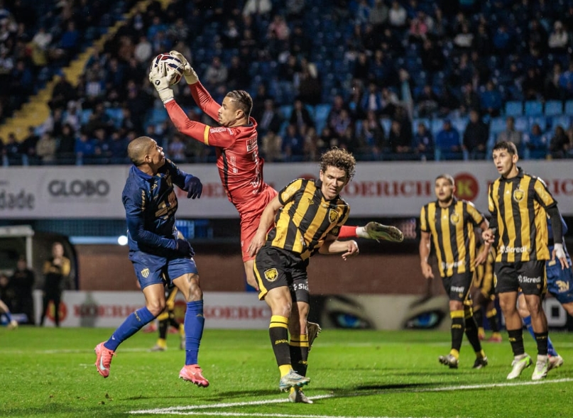 Série B: Amazonas vence o Avaí com gol no último lance e conquista primeira fora de casa