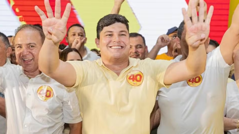 Filho de prefeito cassado por ligação com facção é eleito em cidade do Ceará