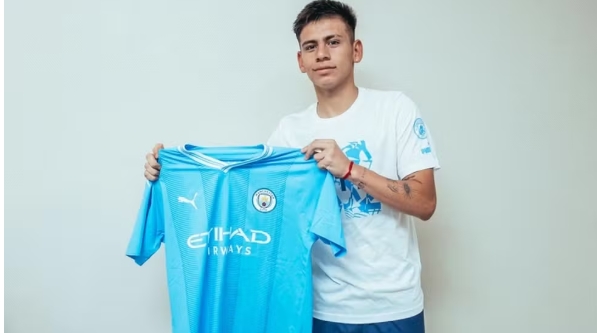 Joia da Argentina se apresenta ao Manchester City e pode estrear nesta semana