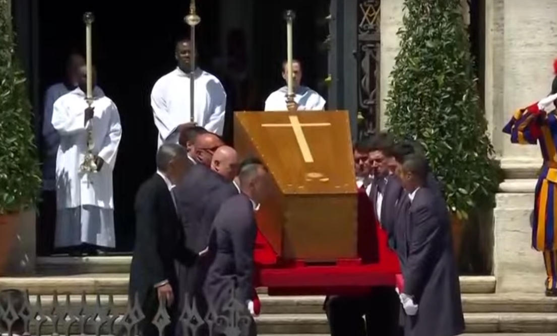 Papa Francisco é sepultado neste sábado após cerimônia no Vaticano