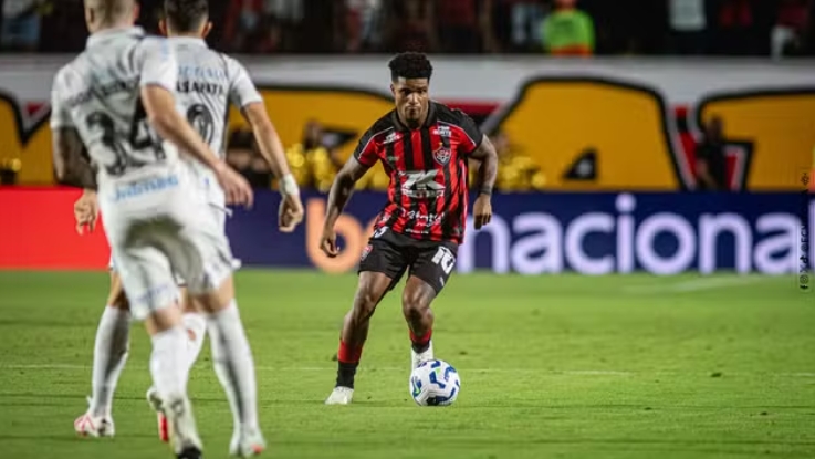 Grêmio sai na frente, mas Vitória empata em jogo paralisado por gritos homofóbicos
