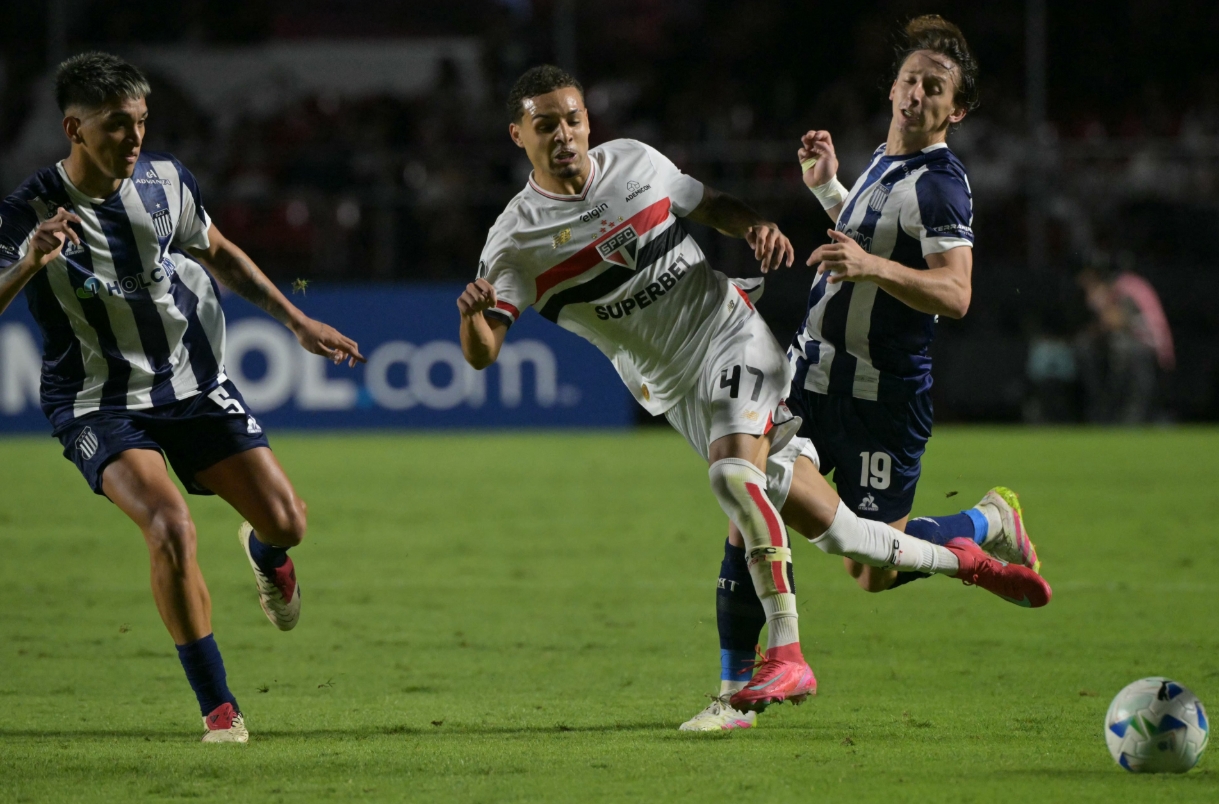 São Paulo vence Talleres e vai às oitavas da Libertadores como líder do Grupo D