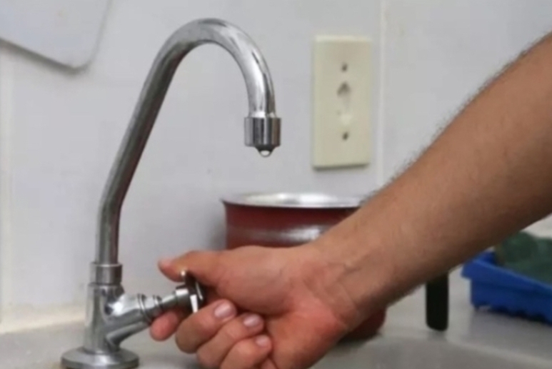 Moradores do Campo Dourado denunciam Águas de Manaus após ficarem três dias sem água