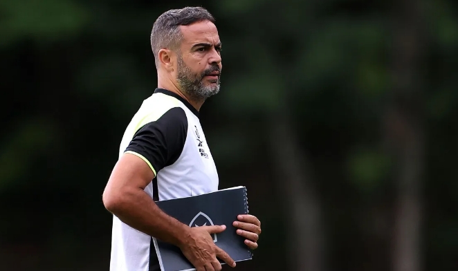 Técnico do Botafogo chega à Argentina e fala sobre final da Libertadores