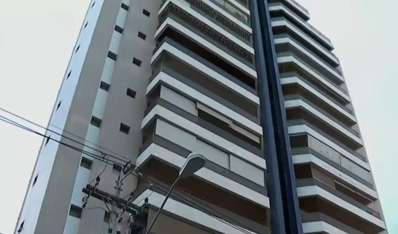 Menino de 4 anos que caiu do 10º andar bateu em janela e corrimão; ele sobreviveu