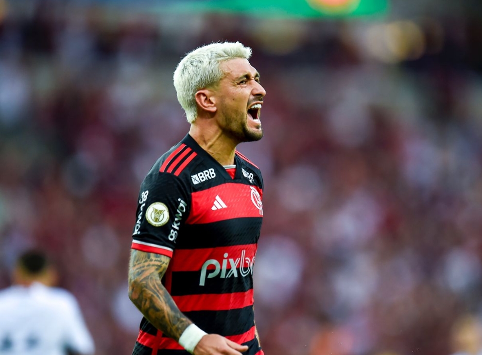 Flamengo vence Atlético-GO, ultrapassa o Botafogo e assume a liderança do Brasileirão