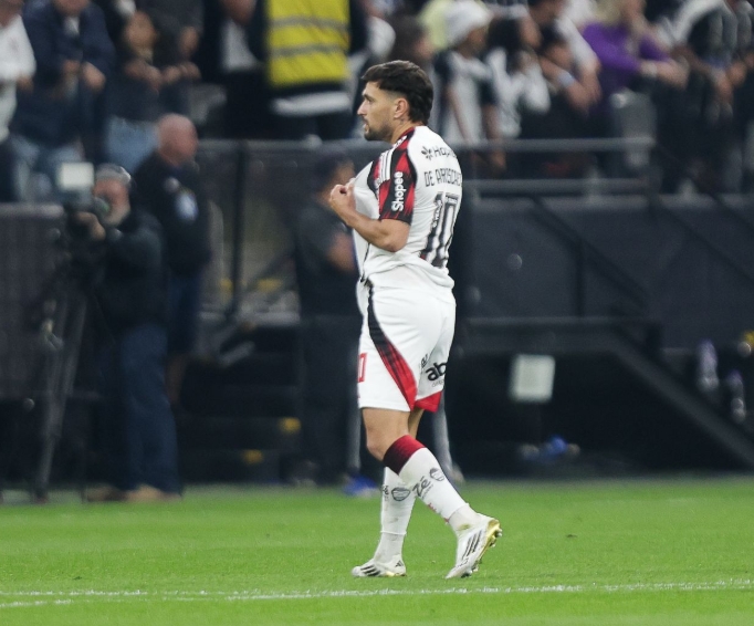 Yuri marca após falhar em cavadinha, mas Corinthians toma virada do Flamengo