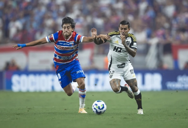 Fortaleza vence Atlético-MG e fica a um ponto do Santos no Brasileirão