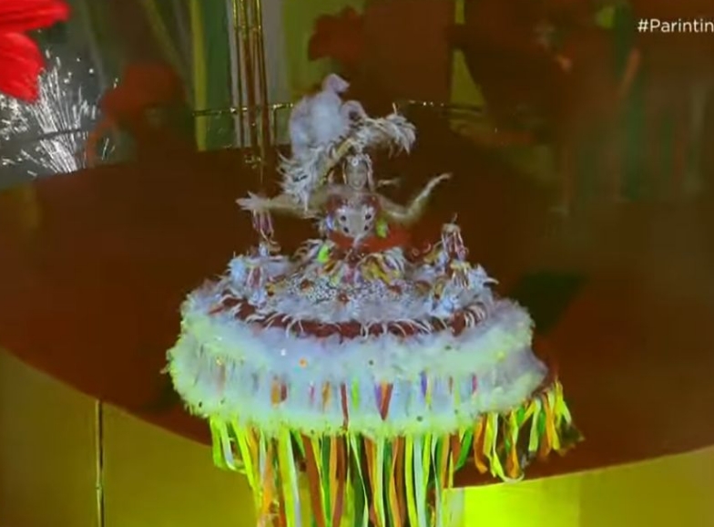 'Vermelhou o curral': Sinhazinha do Garantido dá show em Parintins