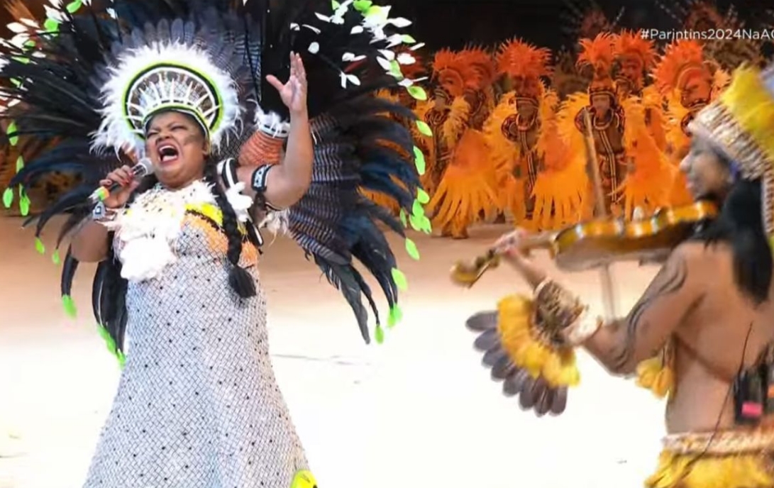 Márcia Siqueira canta toada e enaltece presença feminina no Festival com direito a violino