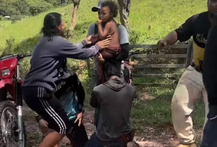 Criança autista não verbal é encontrada após três dias desaparecida em mata de MG