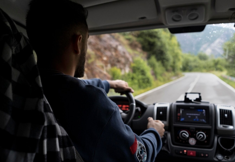 Empresa é condenada por demitir caminhoneiro por ir ao banheiro no Amazonas