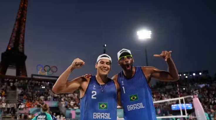Evandro e Arthur amassam adversários holandeses e avançam às quartas no vôlei de praia