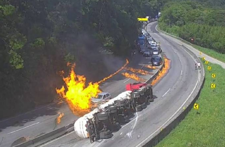 Caminhão com carga de álcool tomba em rodovia e fogo atinge dezenas de carros