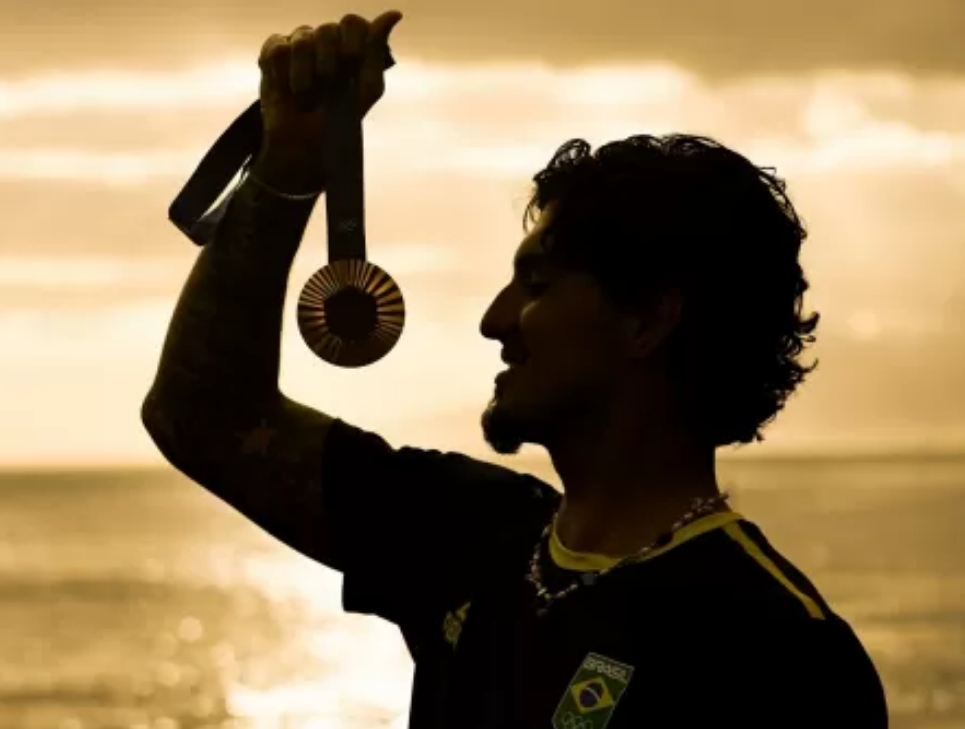 Gabriel Medina e Tati Weston-Webb viajam para Paris e serão homenageados