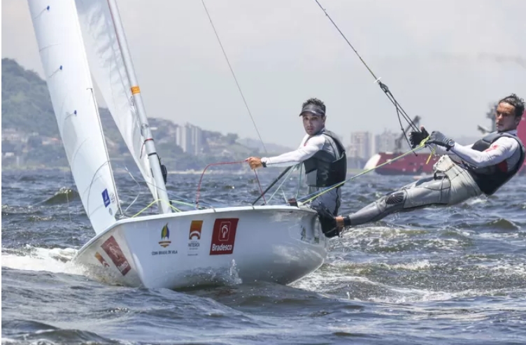 Vela e duelos decisivos em esportes coletivos marcam a agenda de hoje em Paris