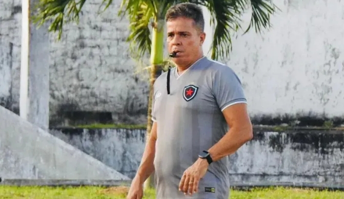 Clube anuncia demissão de técnico após eliminação da Série C