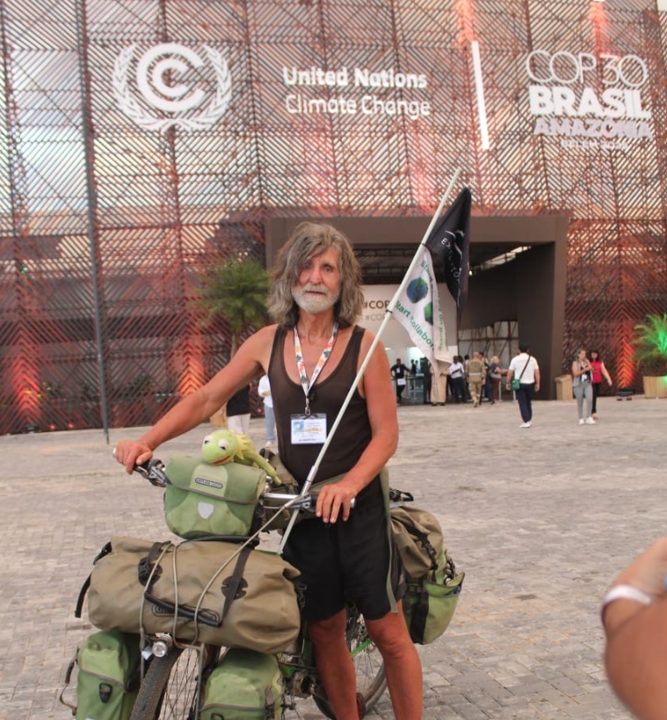 "O poder está com o povo", diz mochileiro alemão durante passagem na COP30