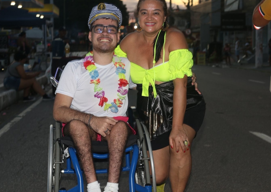 "Carnaval é para todos": cadeirante participa da folia no Boulevard com a mãe