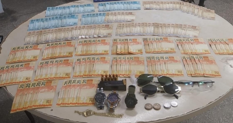 PM apreende R$ 8,5 mil, joias, drogas e munições em pousada na Cosme Ferreira