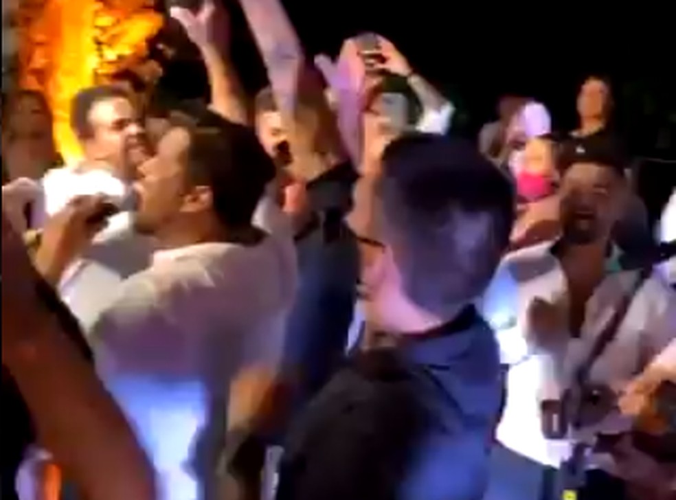 Após Cauan se recuperar da Covid-19, dupla Cleber e Cauan aglomera em show