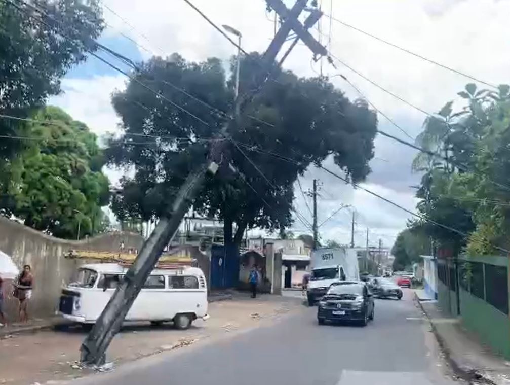 Funcionário escapa após poste de energia tombar em Manaus