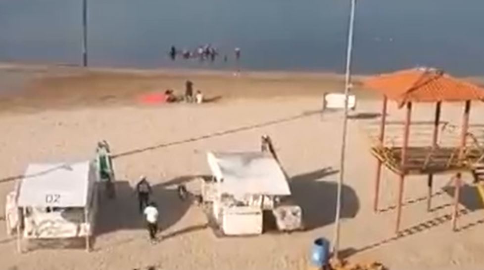 Grupo ignora isolamento e é flagrado tomando banho na Ponta Negra