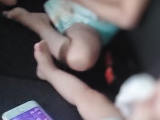 Sem roupas e com fome, bebês são abandonadas no quintal de casa em Manaus