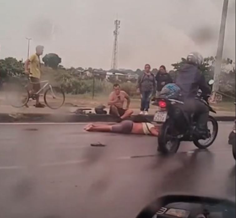Ciclista fica estirado em avenida ao ser atropelado por carro em Manaus