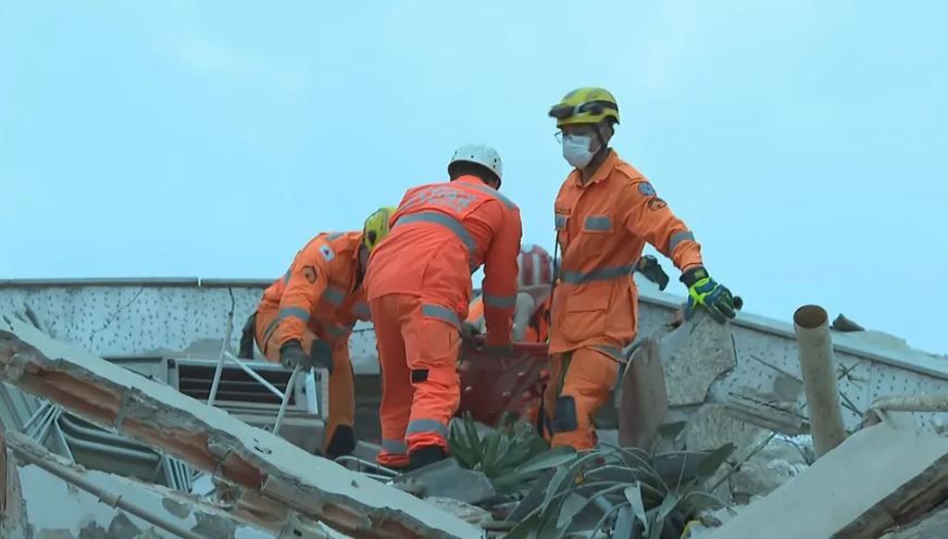 Mulher morre e 3 pessoas ficam feridas após prédio desabar sobre família