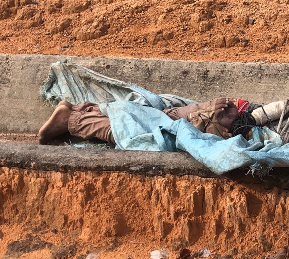 Corpo amarrado é achado dentro de vala em ramal em Manaus